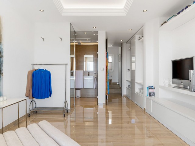 Apartamento con 4 Dormitorios  en Los Almendros