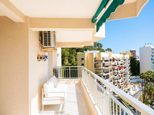 Apartamento con 3 Dormitorios  en La Carihuela