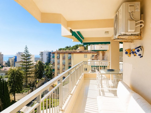 Apartamento con 3 Dormitorios  en La Carihuela