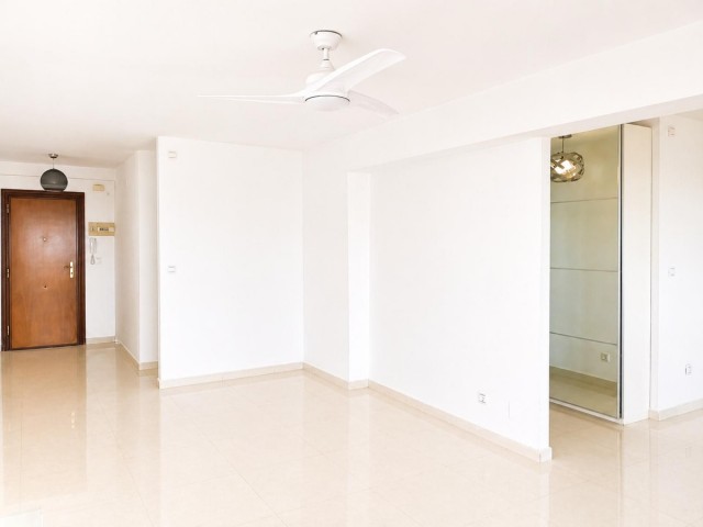 Apartamento con 3 Dormitorios  en La Carihuela
