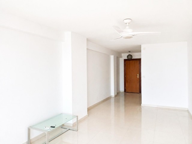Apartamento con 3 Dormitorios  en La Carihuela