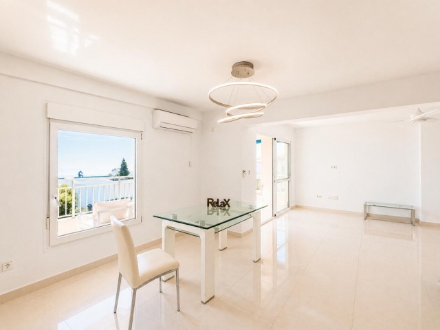 Apartamento con 3 Dormitorios  en La Carihuela
