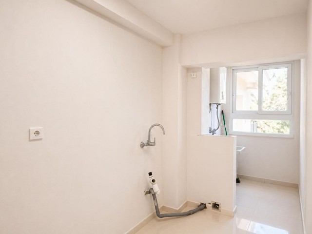 Apartamento con 3 Dormitorios  en La Carihuela
