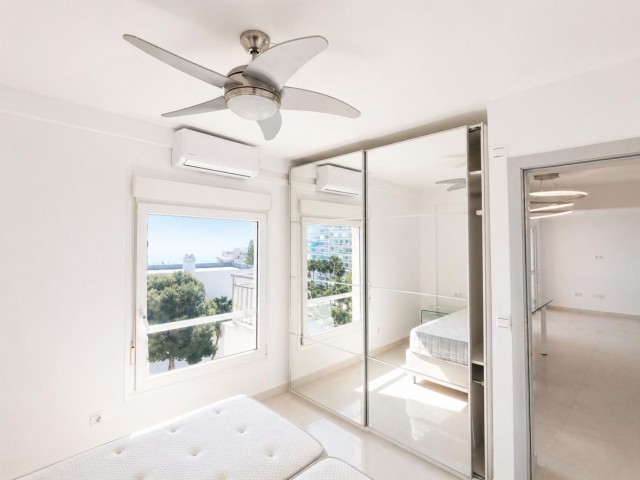 Apartamento con 3 Dormitorios  en La Carihuela