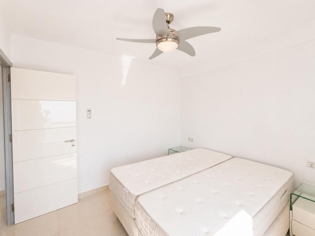 Apartamento con 3 Dormitorios  en La Carihuela