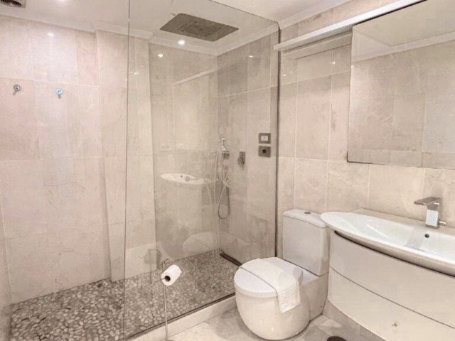 Apartamento con 2 Dormitorios  en Aloha