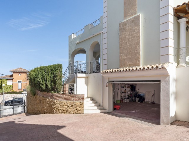 Villa con 5 Dormitorios  en Cerros del Aguila