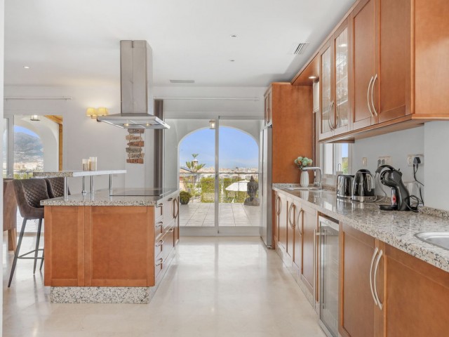 Villa con 5 Dormitorios  en Cerros del Aguila