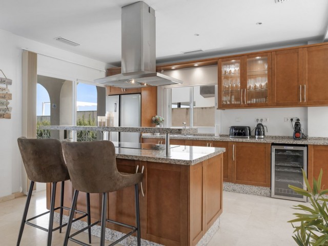 Villa con 5 Dormitorios  en Cerros del Aguila