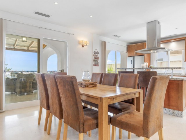 Villa con 5 Dormitorios  en Cerros del Aguila