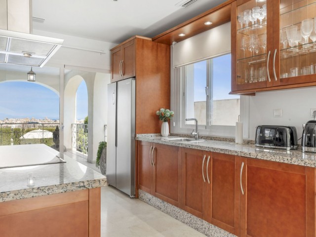 Villa con 5 Dormitorios  en Cerros del Aguila