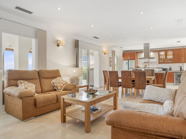 Villa con 5 Dormitorios  en Cerros del Aguila