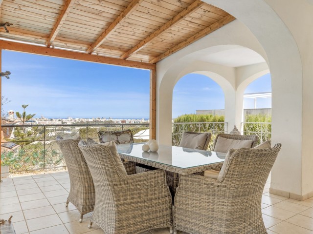 Villa con 5 Dormitorios  en Cerros del Aguila
