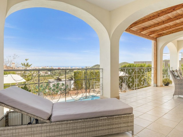 Villa con 5 Dormitorios  en Cerros del Aguila