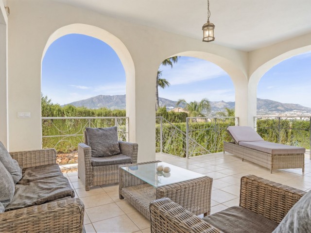 Villa con 5 Dormitorios  en Cerros del Aguila