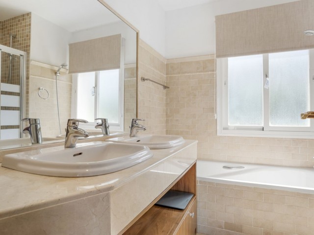 Villa con 5 Dormitorios  en Cerros del Aguila
