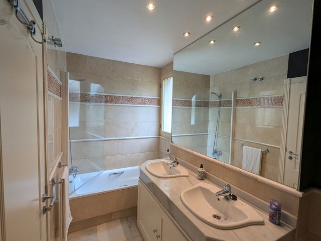 Apartamento con 2 Dormitorios  en Aloha