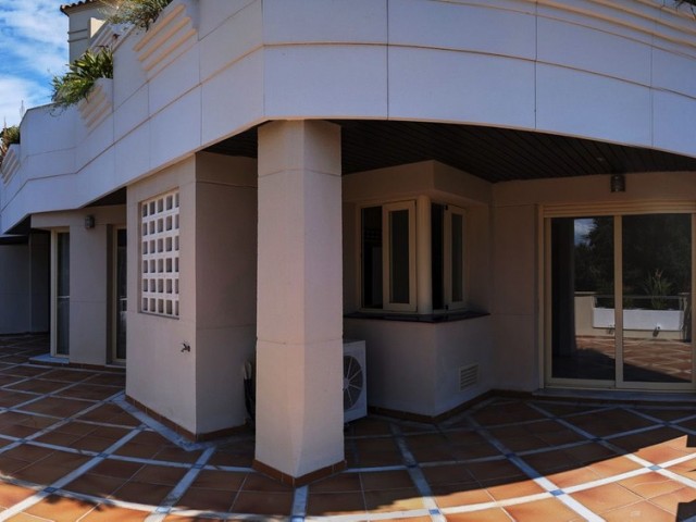 Apartamento con 2 Dormitorios  en Aloha