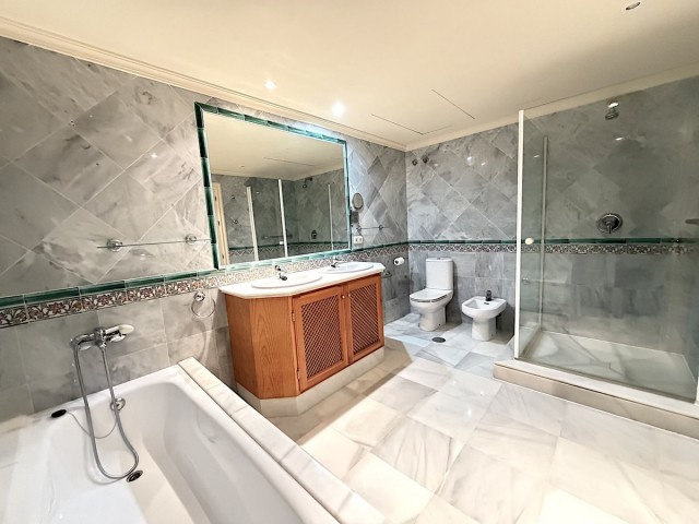 Apartamento con 2 Dormitorios  en Monte Halcones