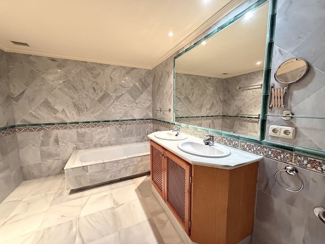 Apartamento con 2 Dormitorios  en Monte Halcones