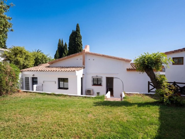 Villa con 4 Dormitorios  en Istán