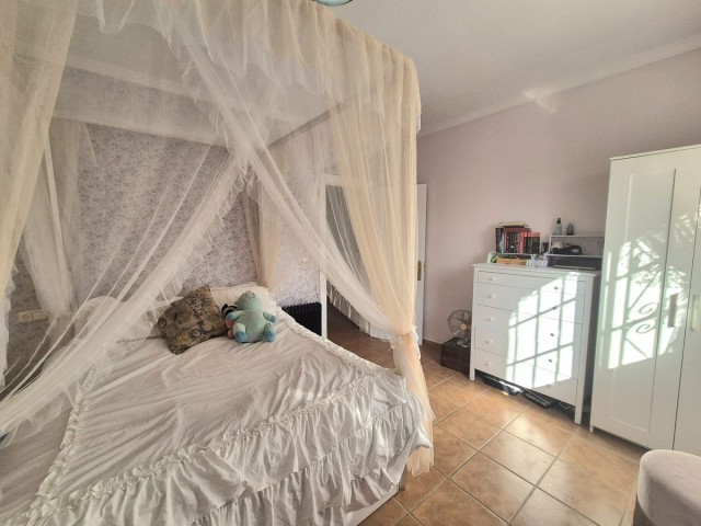 Villa con 5 Dormitorios  en Alhaurín de la Torre