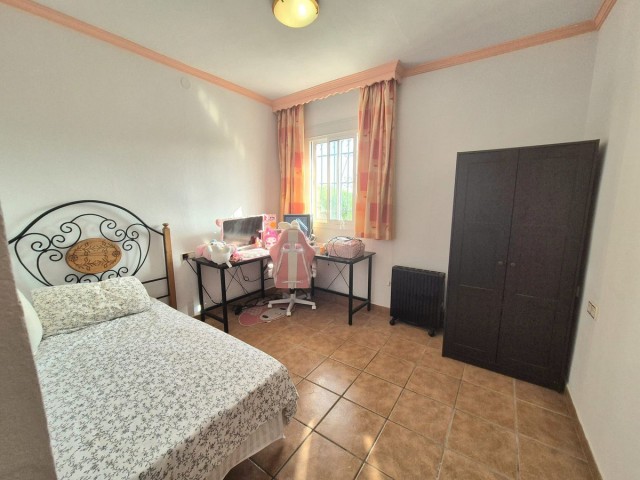 Villa con 5 Dormitorios  en Alhaurín de la Torre