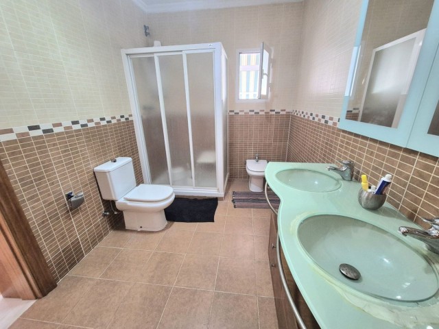 Villa con 5 Dormitorios  en Alhaurín de la Torre