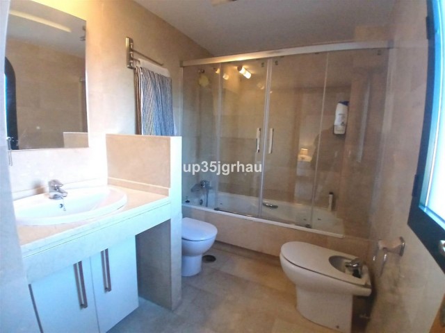 2 Bedrooms Apartment in Estepona