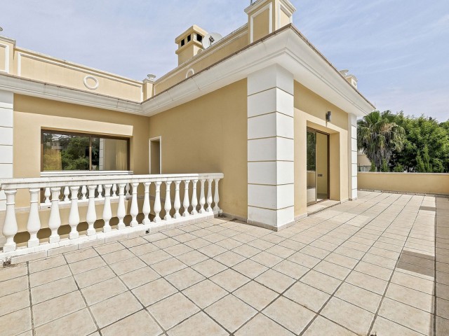 Villa con 4 Dormitorios  en Hacienda Las Chapas