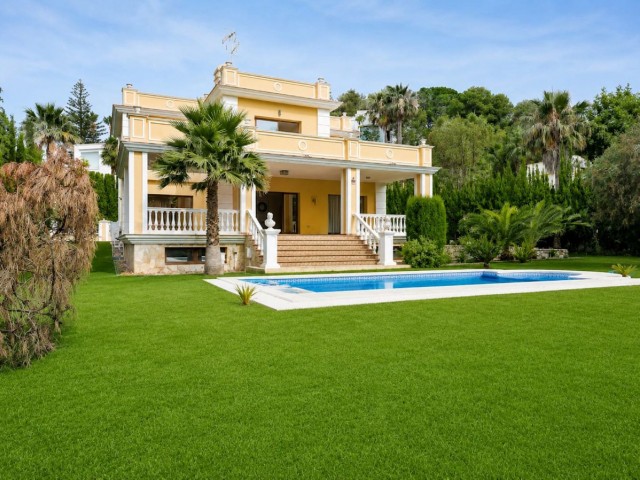Villa con 4 Dormitorios  en Hacienda Las Chapas