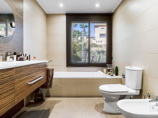 Apartamento con 3 Dormitorios  en Monte Halcones