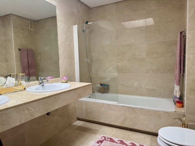 4 Bedrooms Apartment in Guadalmina Baja