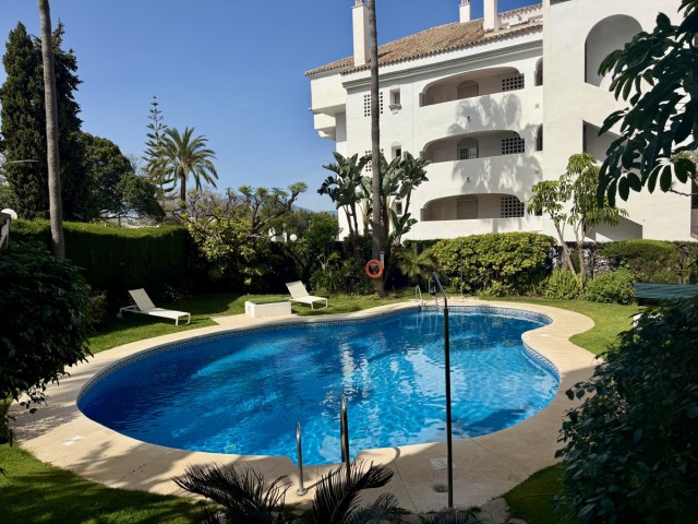 4 Bedrooms Apartment in Guadalmina Baja