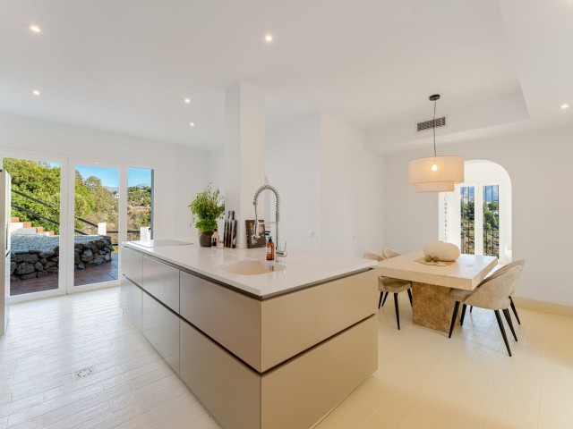 Villa con 6 Dormitorios  en El Madroñal