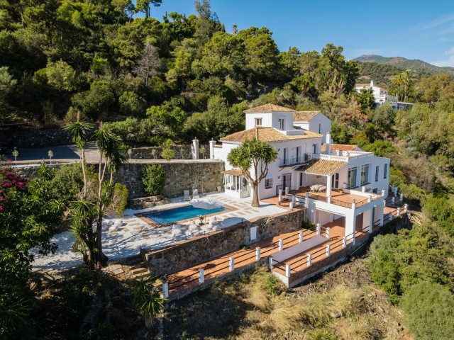Villa con 6 Dormitorios  en El Madroñal