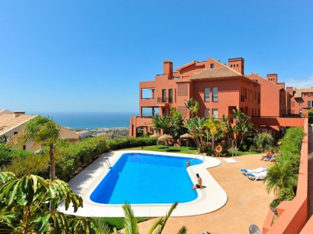 2 Bedrooms Apartment in Calahonda
