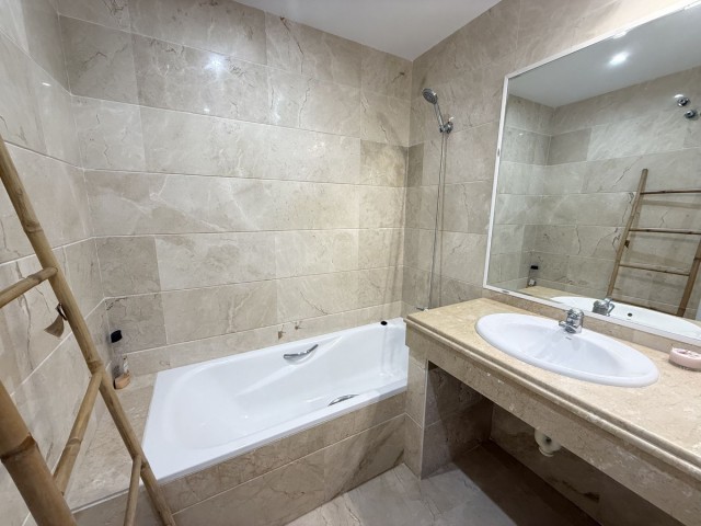 Apartamento con 2 Dormitorios  en Aloha