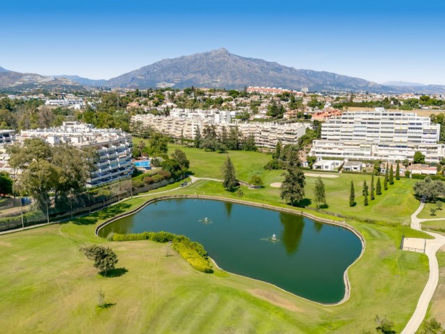 Apartamento con 2 Dormitorios  en Guadalmina Alta