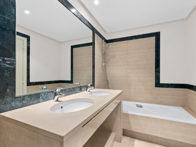 2 Bedrooms Apartment in Benahavís