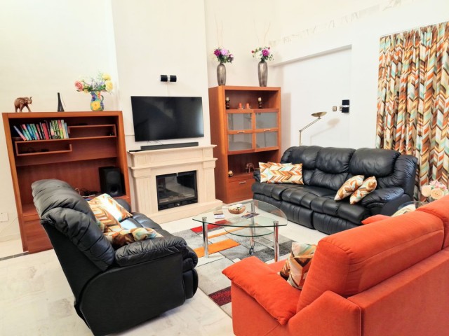 4 Bedrooms Apartment in La Carihuela