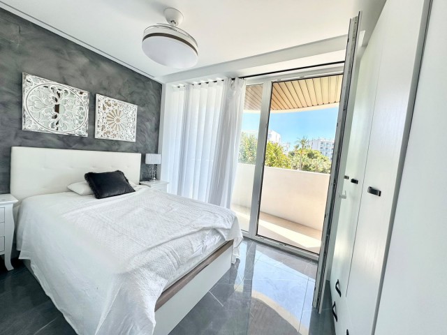 Apartamento con 2 Dormitorios  en Benalmadena Costa