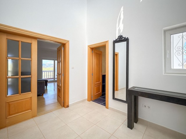 Villa con 4 Dormitorios  en Cerros del Aguila