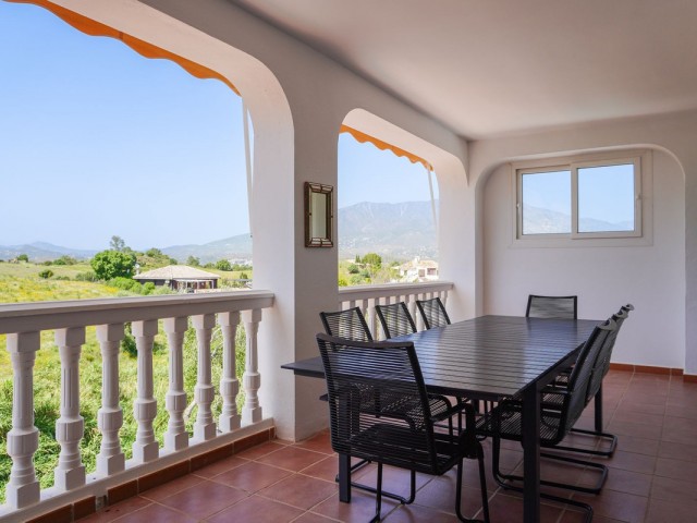 Villa con 4 Dormitorios  en Cerros del Aguila