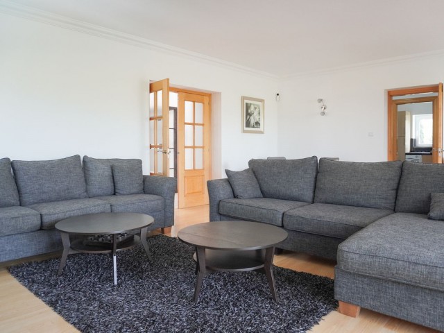 Villa con 4 Dormitorios  en Cerros del Aguila