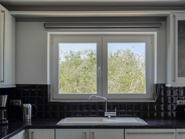 Villa con 4 Dormitorios  en Cerros del Aguila