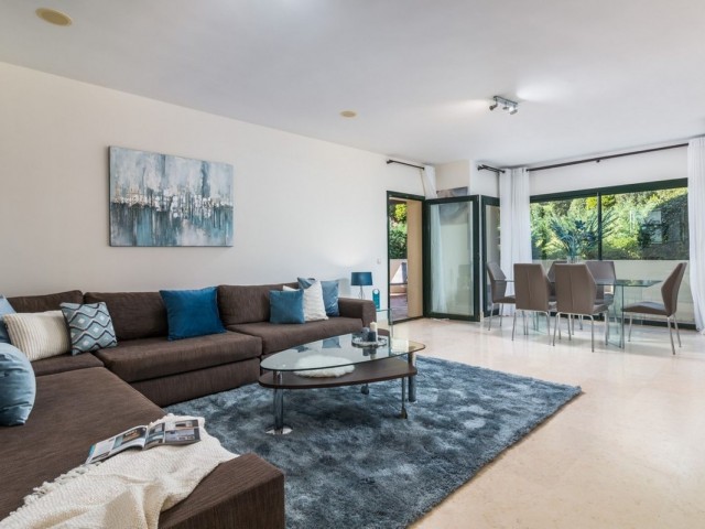 Apartamento con 2 Dormitorios  en Benahavís