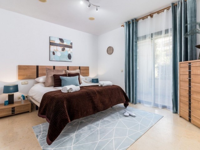 Apartamento con 2 Dormitorios  en Benahavís
