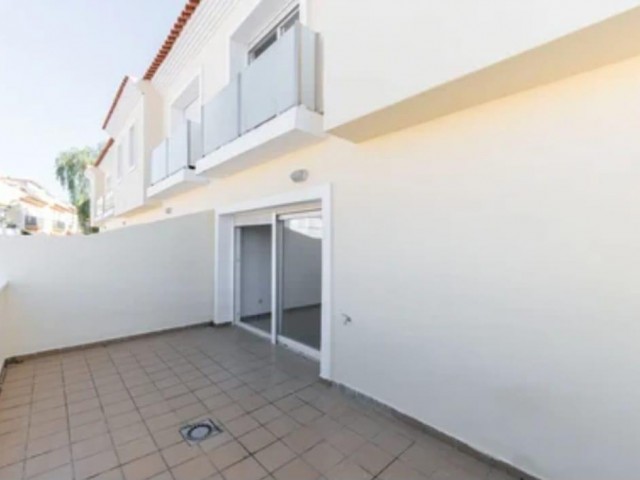 Maison mitoyenne avec 4 Chambres  à Recinto Ferial