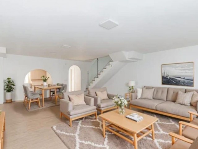 Maison mitoyenne avec 4 Chambres  à Recinto Ferial